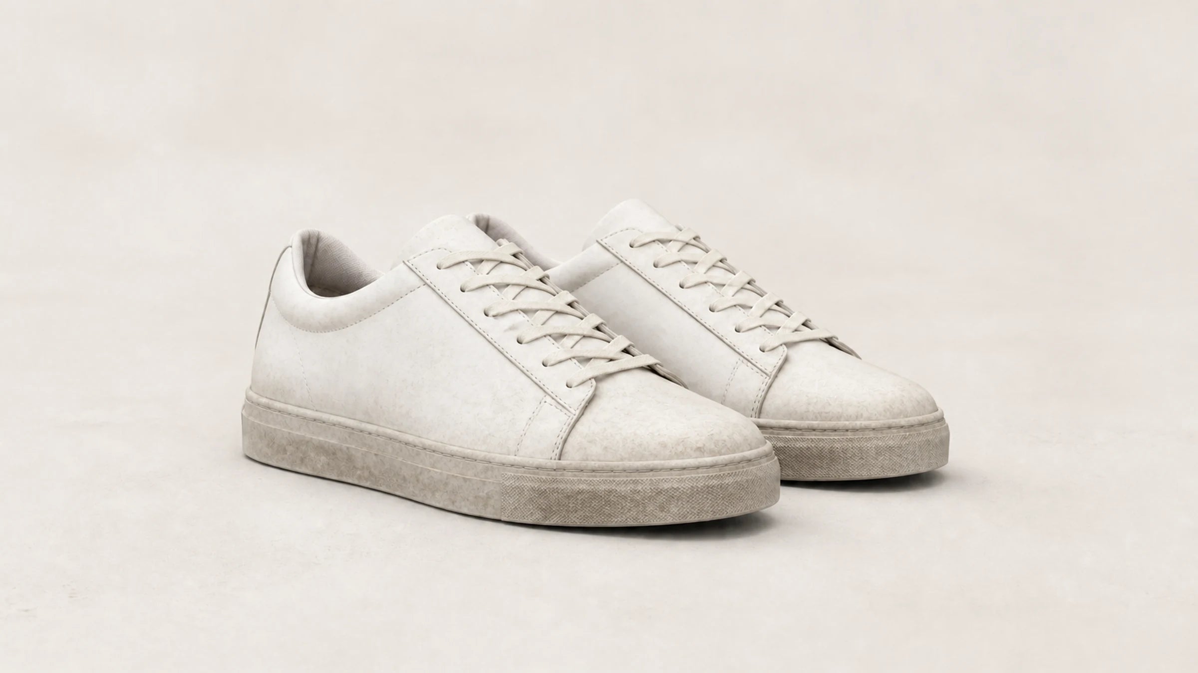 Zapatillas blancas sucias antes de limpiarlas