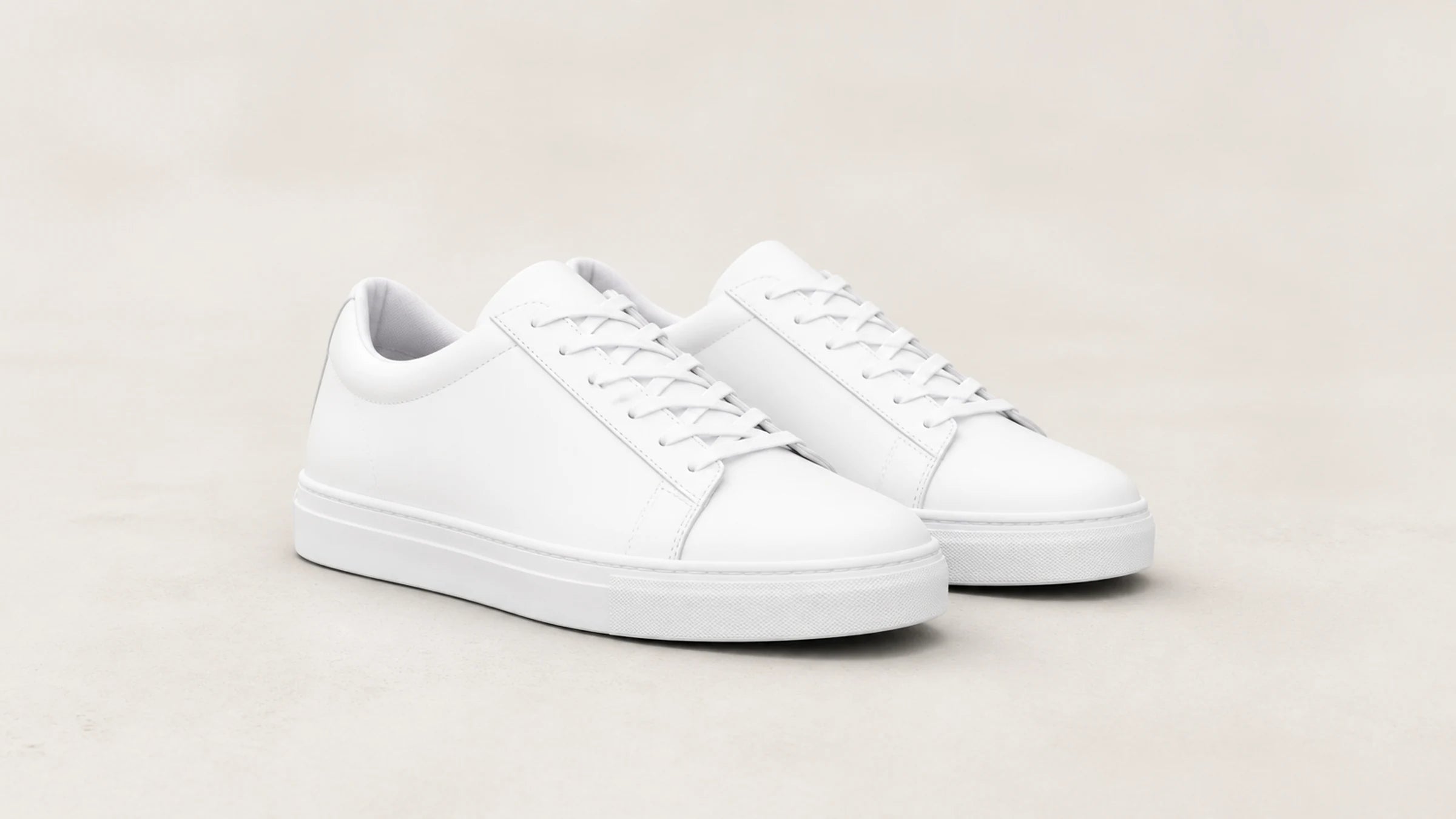Zapatillas blancas limpias después de cuidarlas